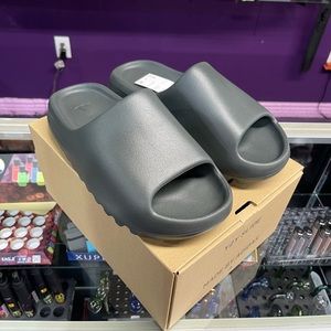 YEEZY SLIDES DARK ONYX SIZE 9